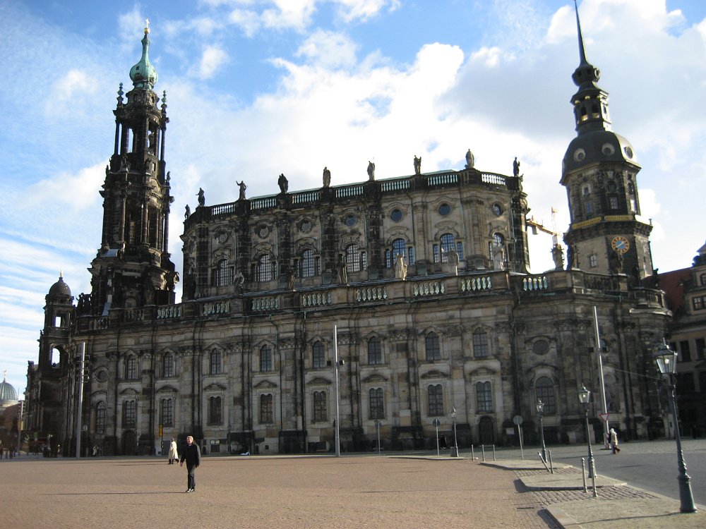 0611_008.jpg - Slottskyrkan igen, bredvid slottet och mitt emot operan. Den uppfördes i mitten av 1700-talet och hette då Katolska hovkyrkan. Sedan 1980 är det en katedral och heter officiellt S:t Trinitatis-katedralen, det vill säga den heliga treenighetens katedral. På eftermiddagen hade vi en guidad rundtur både i buss och till fots. Den skulle vara i tre timmar men guiden var så entusiastisk att han höll på i fem timmar! Tyvärr var det redan kolmörkt när vi klev ur bussen så från den rundturen har jag inga foton alls.   