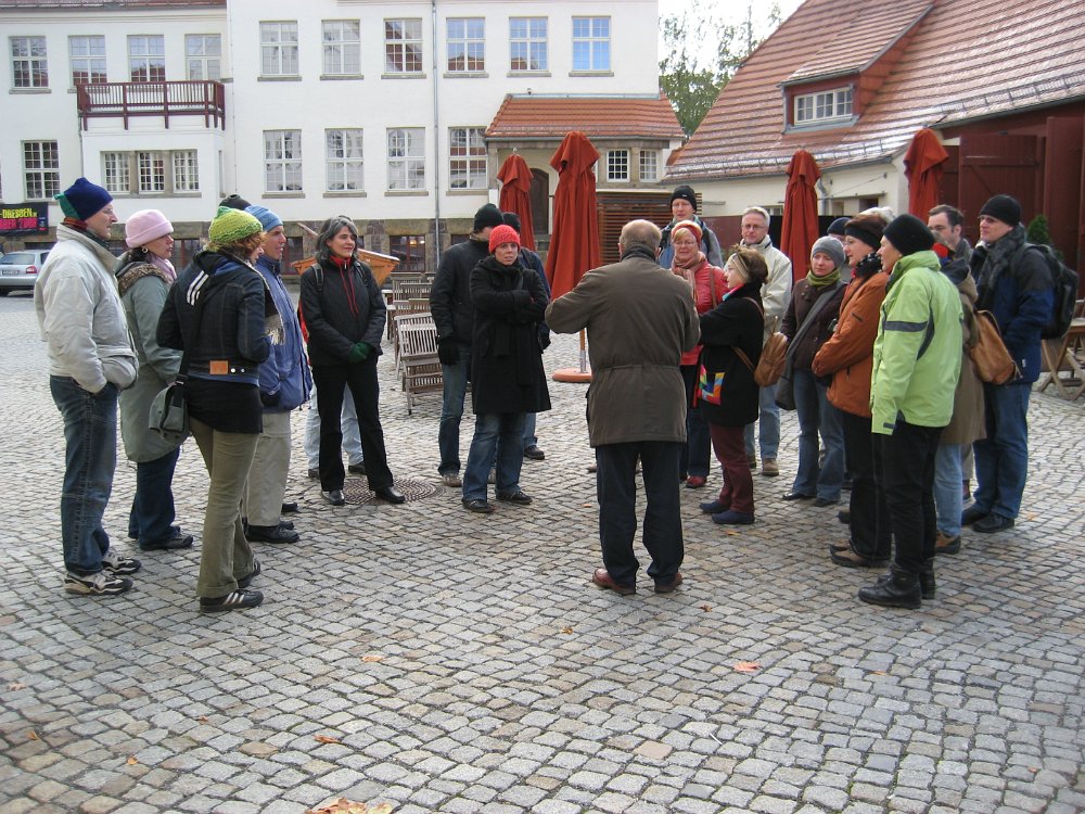 0611_010.jpg - Nästa morgon hade vi en guidad rundtur till fots i trädgårdsstaden Hellerau, som är prototypen för trädgårdsstäder i Tyskland. I den stadsdelen låg också vårt hotell, A'ppart Hotel Garden Cottage.   