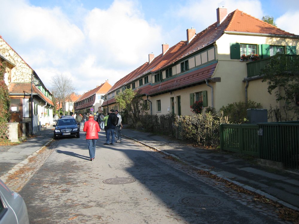 0611_014.jpg - När man uppförde verkstäderna byggde man samtidigt ett bostadsområde åt arbetarna med lägenheter, torg, affärer, tvätt- och badhus, läkarmottagningar, skolor med mera. Tanken var att allt skulle finnas samlat; bostad, arbete, kultur och bildning.   