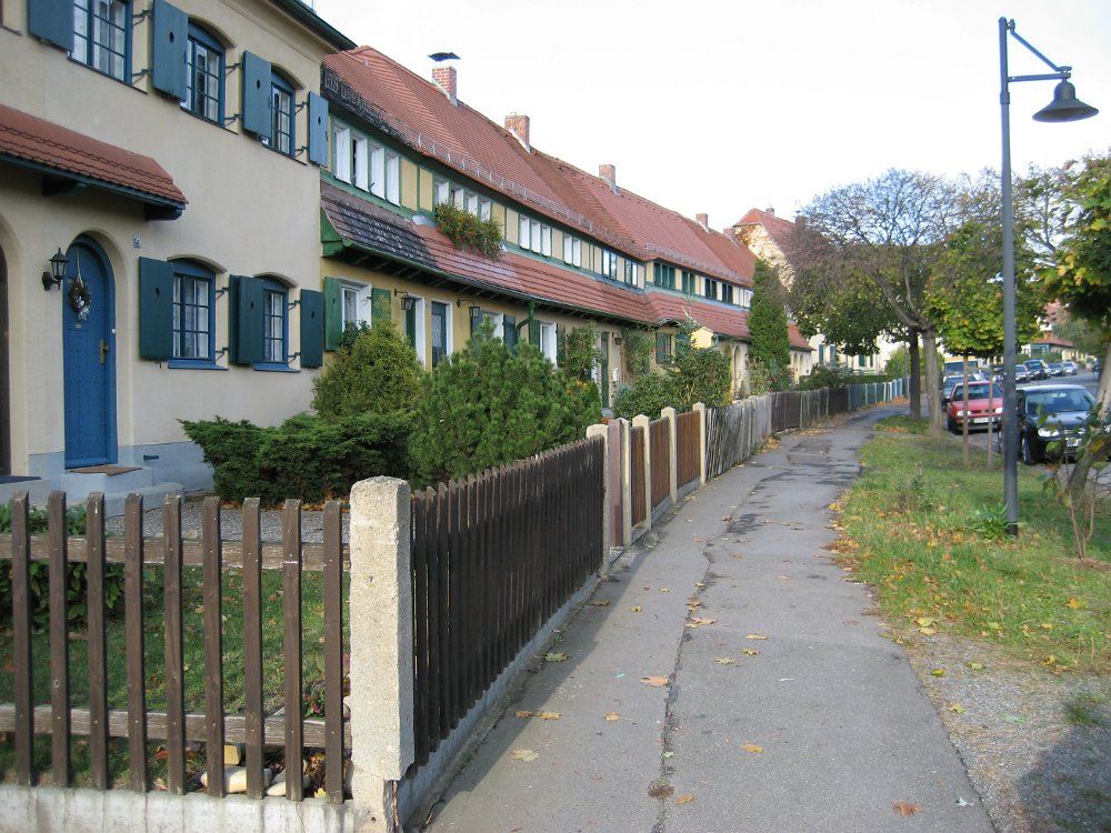 0611_015.jpg - Det var något helt nytt att kunna bo i hyreslägenhet och samtidigt ha en egen liten täppa. Stor skillnad mot de trånga arbetarbostäderna inne i stan som dittills varit standard.   