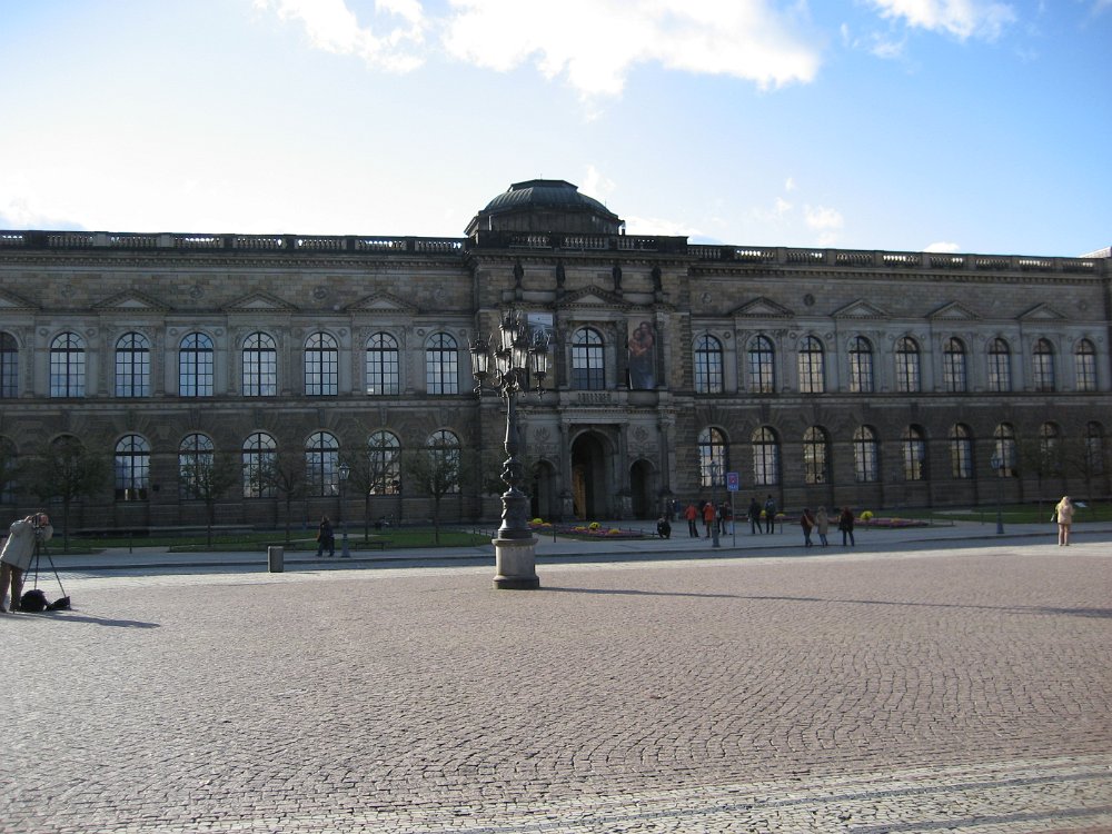 0611_020.jpg - Zwinger igen, i dag utan bil framför och i stället en vacker lyktstolpe.   