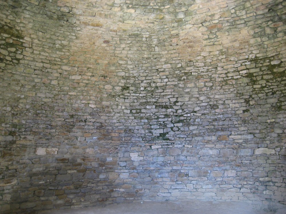 070531_018.jpg - Inuti tholosgraven.   