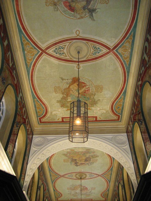 IMG_0758.jpg - På väg från Jungfernstieg till rådhuset gick vi igenom Alsterarkaderna. Mitt i dem ligger Mellin-passagen, Hamburgs äldsta shoppingpassage med takmålningar i jugendstil. Här finns de dyraste affärerna i hela stan.   