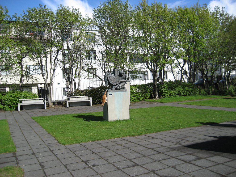 070522_006.jpg - Vi var tre besökare i skulpturträdgården: jag, en tysk kvinna och en vacker röd katt.   