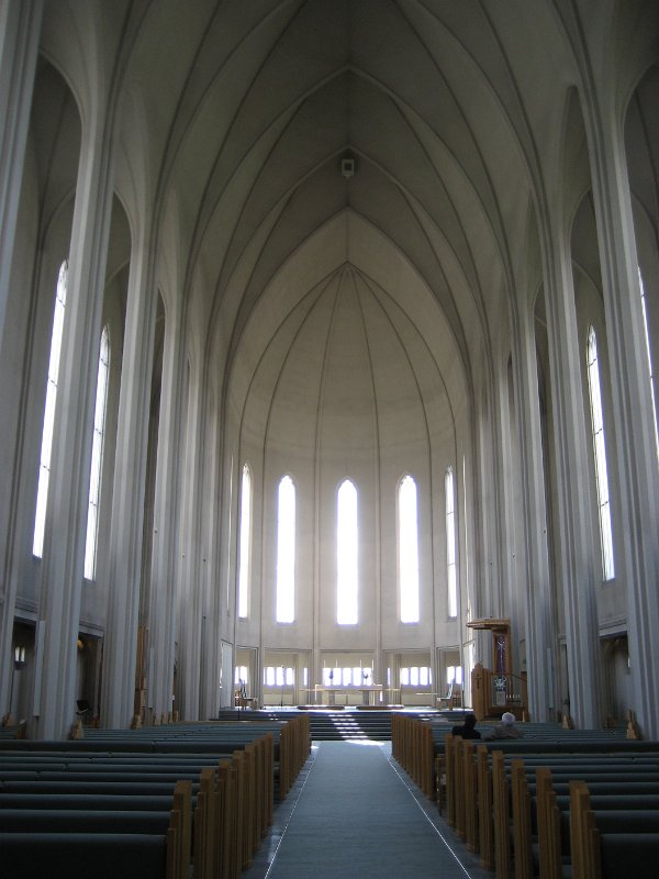 070522_011.jpg - Det är också Islands största kyrka som rymmer 1 200 personer.   