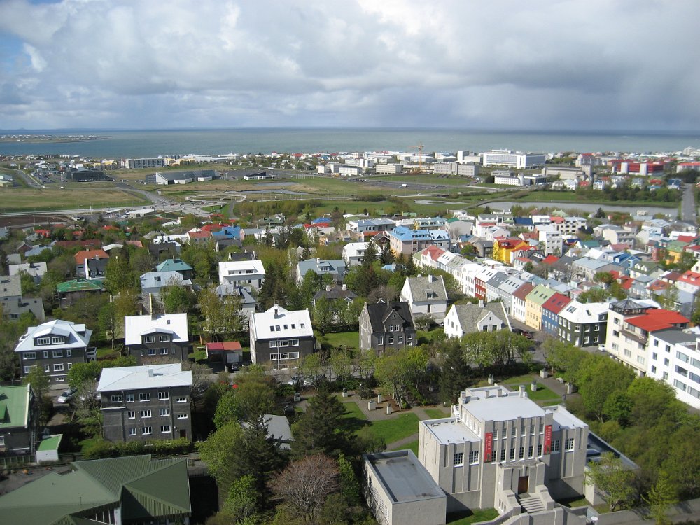 070522_012.jpg - Kyrktornet är den bästa utsiktsplatsen på hela Island, man ser hela Reykjavik och mer därtill. Den här vyn är åt söder. Längst fram är Einar Jónsson-museet med skulpturträdgården bakom. Längst bort i fonden syns Reykjaviks inrikesflygplats, som alltså bara ligger ett stenkast från stan. (Utrikesflygplatsen, Keflavík, ligger längre utanför stan.)   