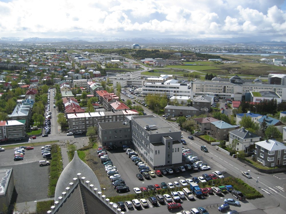 070522_013.jpg - Vy mot sydöst. Längst bort i mitten med grönt kupoltak ligger Perlan, en byggnad som innehåller hetvattentankar, utsiktsplattform, vinterträdgård, restauranger, butiker och även ett sagomuseum. Den är 25 meter hög och restaurangen högst upp roterar ett varv i timmen så att matgästerna kan se hela Reykjavik medan de äter.   