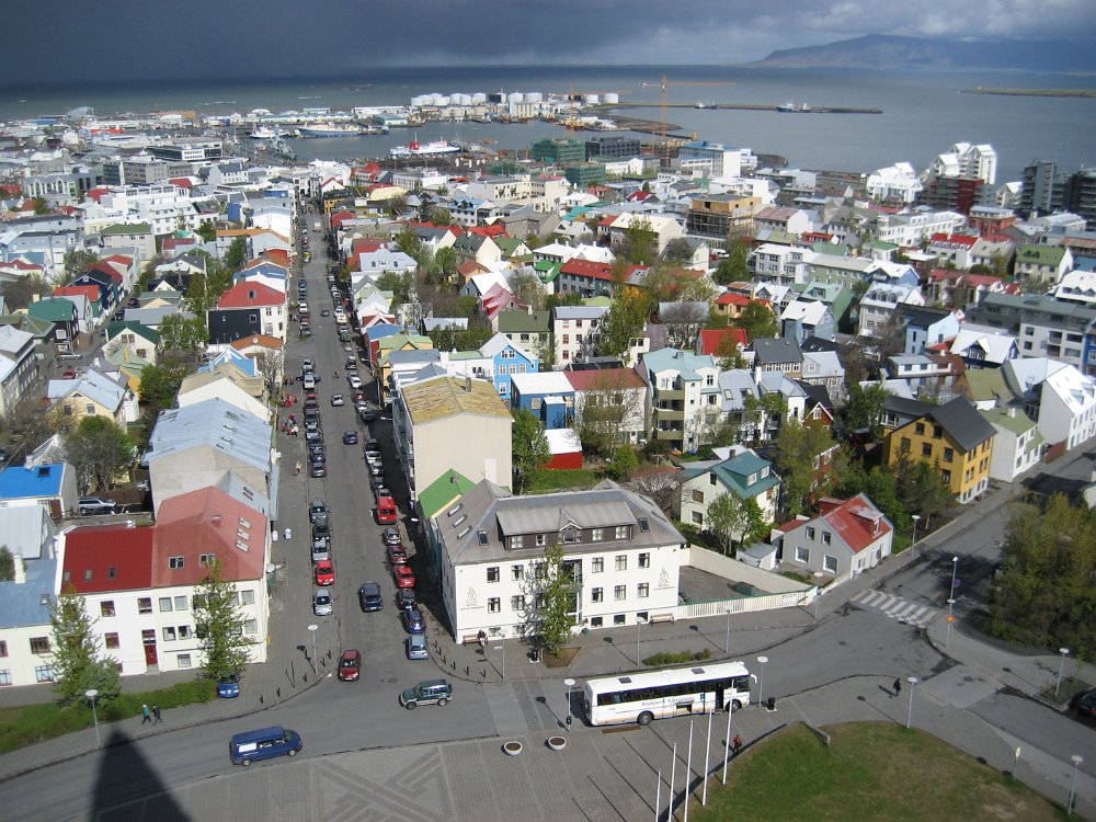 070522_015.jpg - Vy rakt mot nordväst, över centrum. Huvudgatan i mitten heter Skólavörðurstigur. Längst bort mitt i bild ligger Gamla hamnen.   
