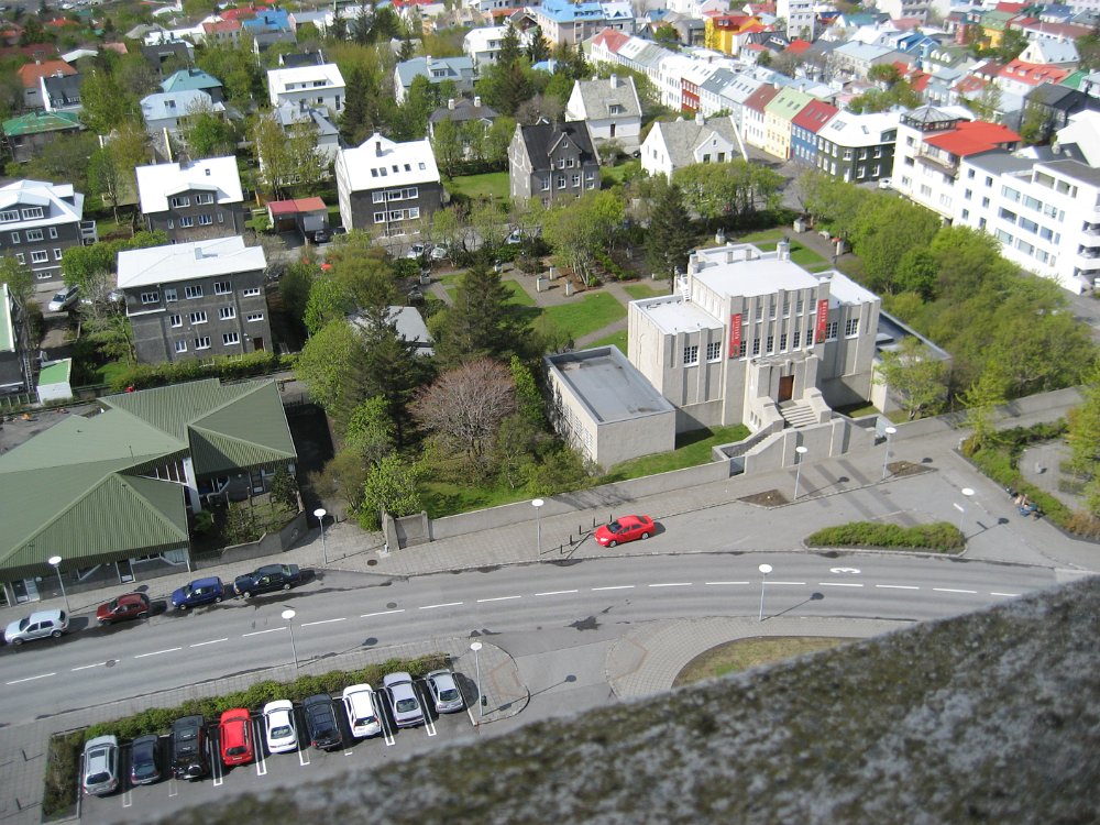 070522_017.jpg - Cirkeln är sluten, vi är tillbaka i söder och ser att min tyska nyfunna bekant sitter kvar i trädgården bakom Einar Jónsson-museet (på bänken längst till höger).   