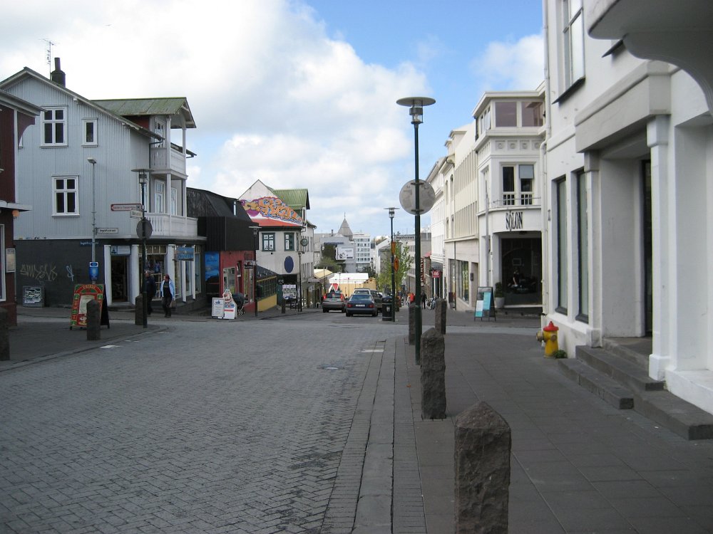 070522_022.jpg - På väg uppåt, tillbaka österut, i korsningen mellan Bankastræti och Ingolfsstræti.   