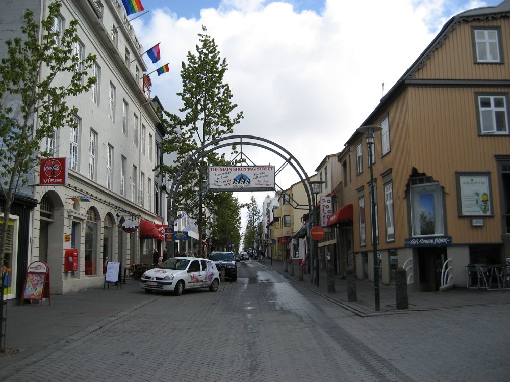 070522_023.jpg - Fortfarande samma gata, men nu byter den namn till Laugavegur och blir shoppinggata.   