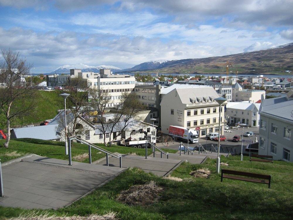 070523_005.jpg - Uppifrån kyrkan åt andra hållet, ner mot stan (en del av hotell Kea längst till höger).   