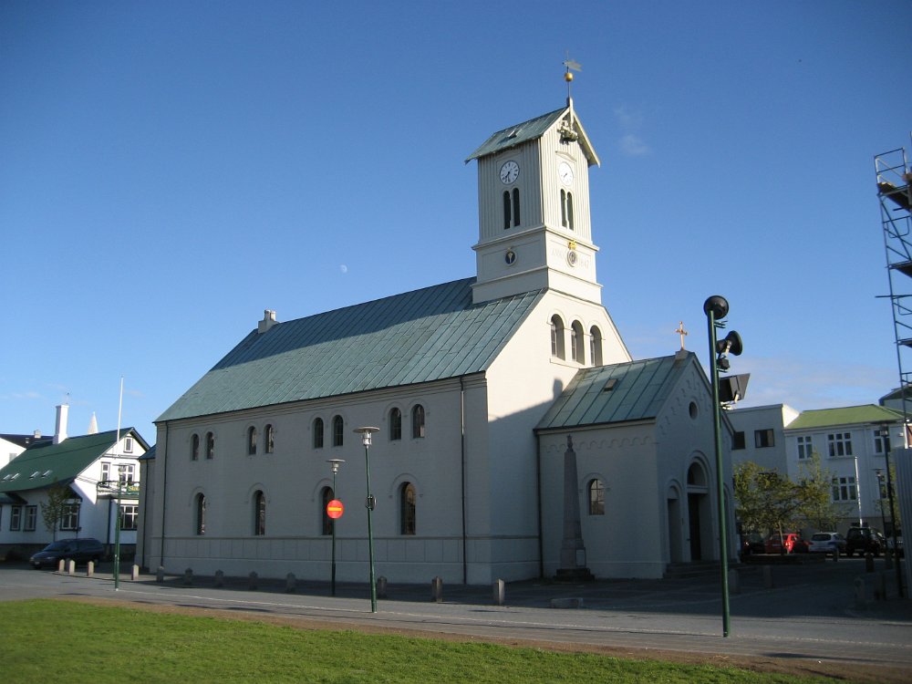 070526_023.jpg - Efter rundturen tillbringade jag hela kvällen i Reykjavik och gick en liten sväng igen. Då kom jag förbi domkyrkan från slutet av 1700-talet, där Islands nationalsång sjöngs för första gången 1874 i närvaro av den danske kungen Kristian IX i samband med firandet av Islands tusenårsdag.   