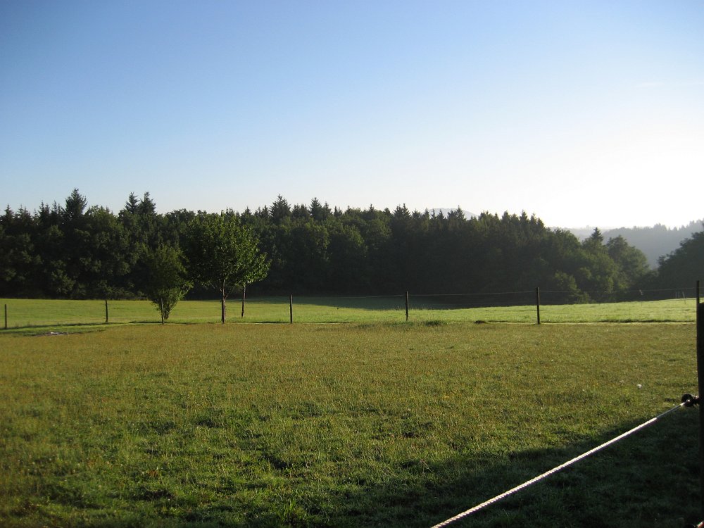 IMG_006.jpg - Beuerhof ligger på ett gammalt vulkaniskt område med kraftig jordstrålning som påverkar känsliga personer - vilket jag fick känna av. Jag blev sjuk redan på förmiddagen, kräktes och låg i sängen och mådde pyton ända till kvällen. Det lär nästan alltid hända känsliga personer som kommer till den här kraftplatsen första gången. Därför missade jag drygt halva första kursdagen.   