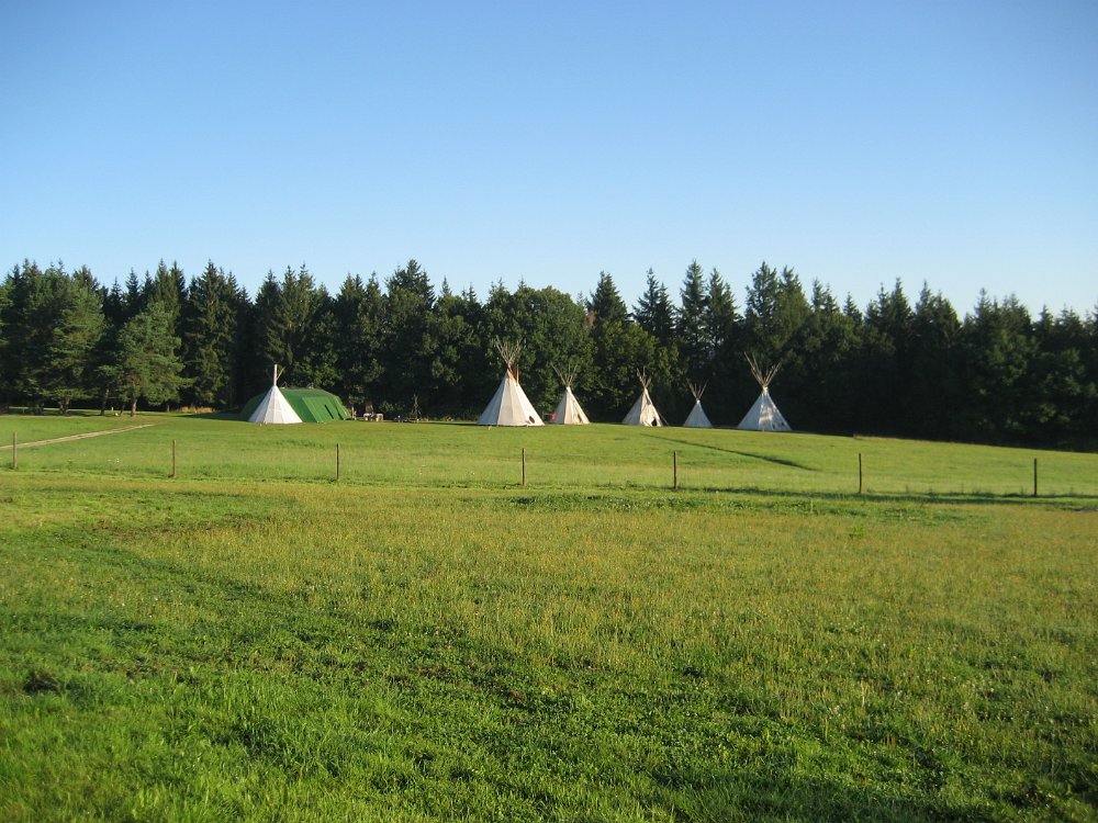 IMG_007.jpg - Den här tipibyn är en av kurslokalerna. Här hålls naturnära kurser med grupper som lagar sin egen mat och alltså inte kommer in till huvudbyggnaden för att äta. Det pågick en annan kurs där samtidigt som vår, men de deltagarna träffade vi aldrig.   