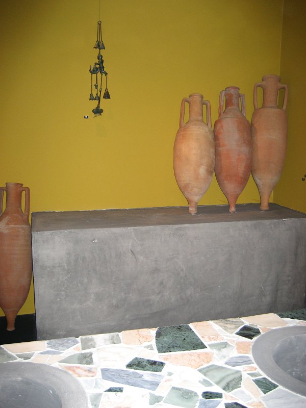 IMG_ 017.jpg - Samtliga föremål (servis och köksutrustning) här i Thermopolium kommer från ett och samma ställe  vilket gör samlingen unik - den mest kompletta i sitt slag.   