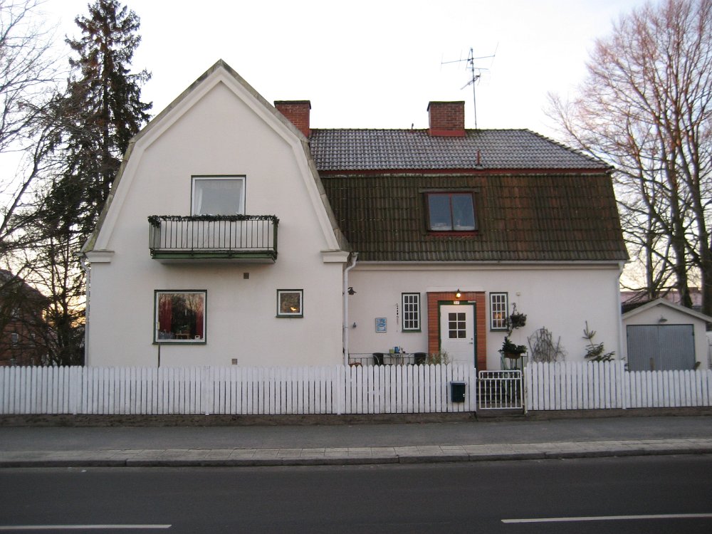 IMG_ 053.jpg - Jag skulle inte åka raka vägen hem igen, så jag övernattade på det trevliga Kronans Bed & Breakfast i Hässleholm. Det var tidigare läkarmottagning men har nu gjorts om till delvis privatbostad, delvis pensionat. Mycket hemtrevligt och med trevliga ägare, på gångavstånd från centrum. Man har tillgång till kök med mikrovågsugn och kylskåp, och tv finns på varje rum.   